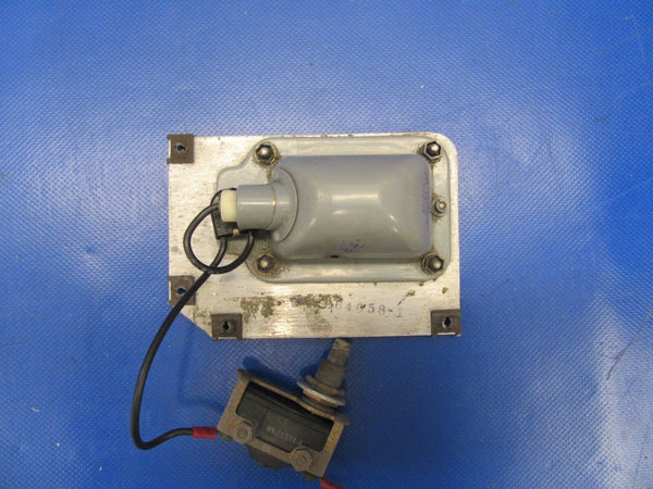 Beech Baron Grimes Nose Baggage Light w/Switch P/N 96-364058-1 (0118-57)