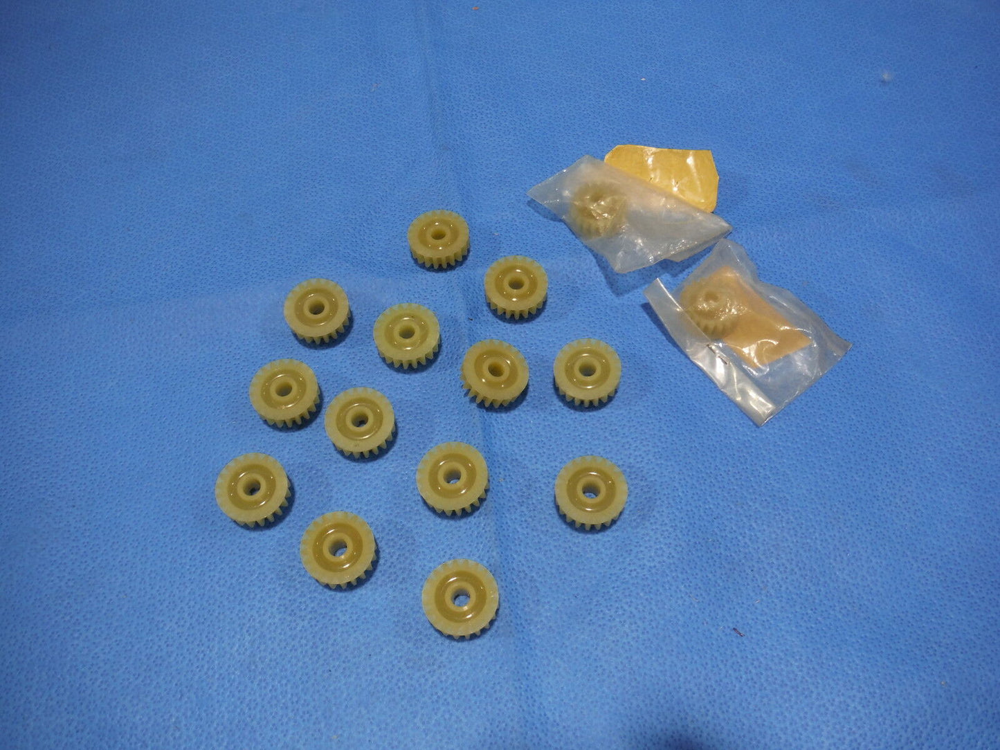 Slick Gears Lot of 15 P/N M974 Alt 015-46 (615-64)