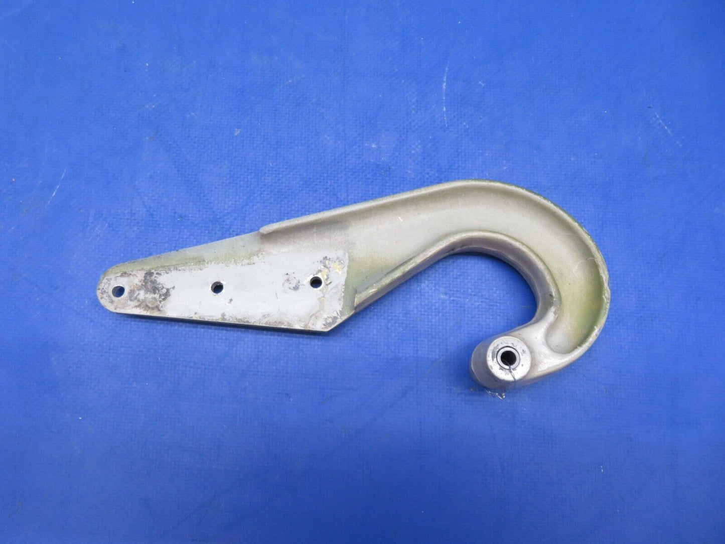 Cessna 310 / 310Q INBD Main Gear Door Hinge Assy P/N 0826005-4 (0923-328)