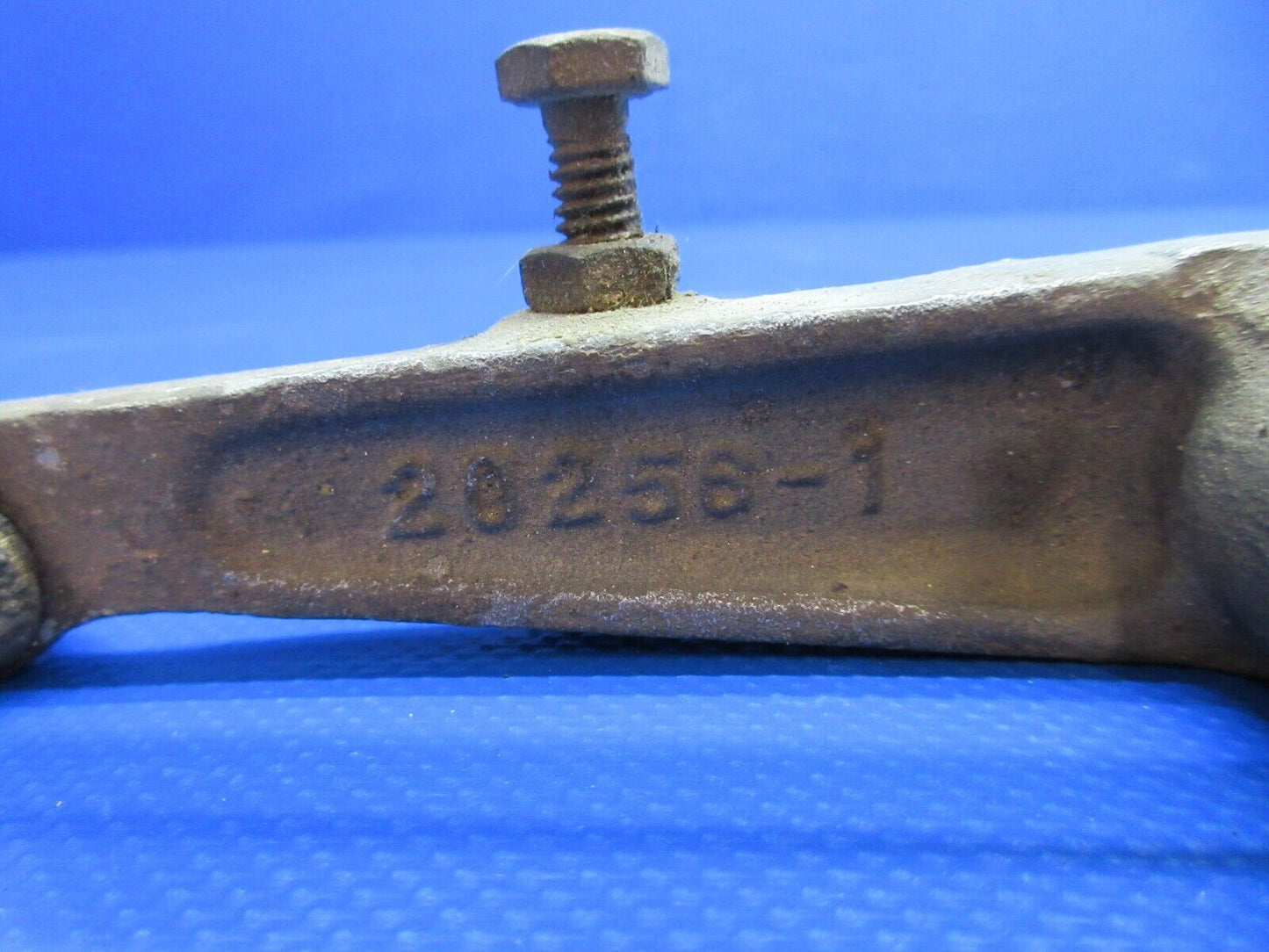 Piper PA-24-180 RH Aileron Bellcrank Assy w/ Rod P/N 20256-01 (1223-1436)