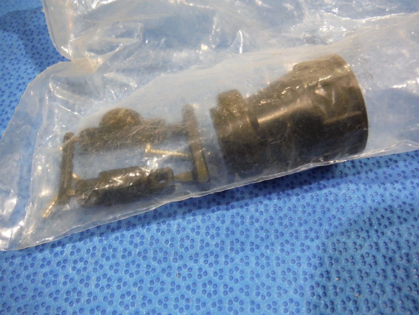 Amphenol Circular Cable Clamp LOT OF 13 P/N 206070-1 (1015-06)