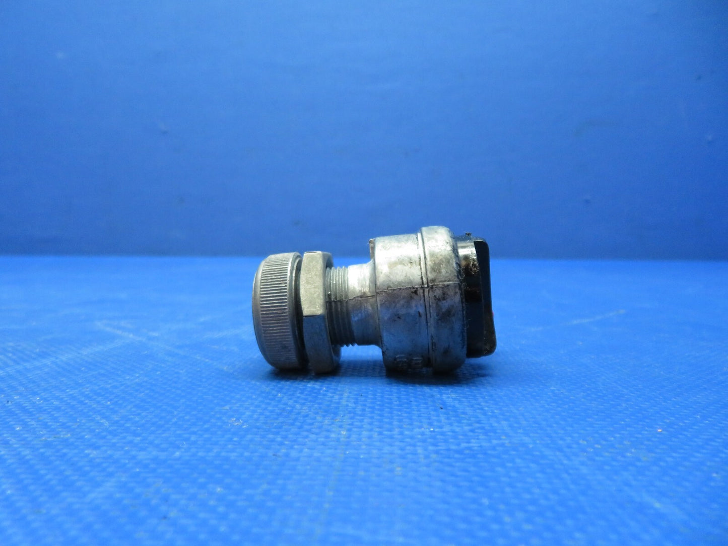 Beech 95 / D95A Travel Air Battery Switch No Key P/N 35-590070-39 (0424-218)8