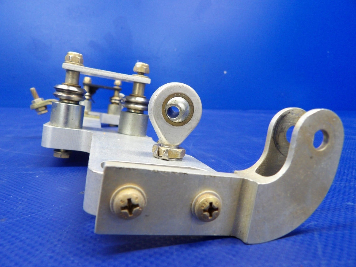 Cirrus SR22 Yoke Bearing Mount RH P/N 14938-002 (0926-1209)6