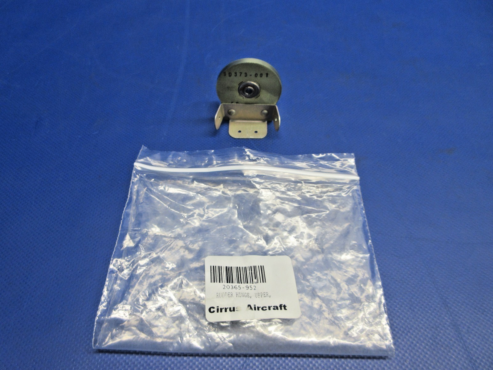 Cirrus SR20 / SR22 Rudder Hinge P/N 20365-952 NOS (0426-707)0