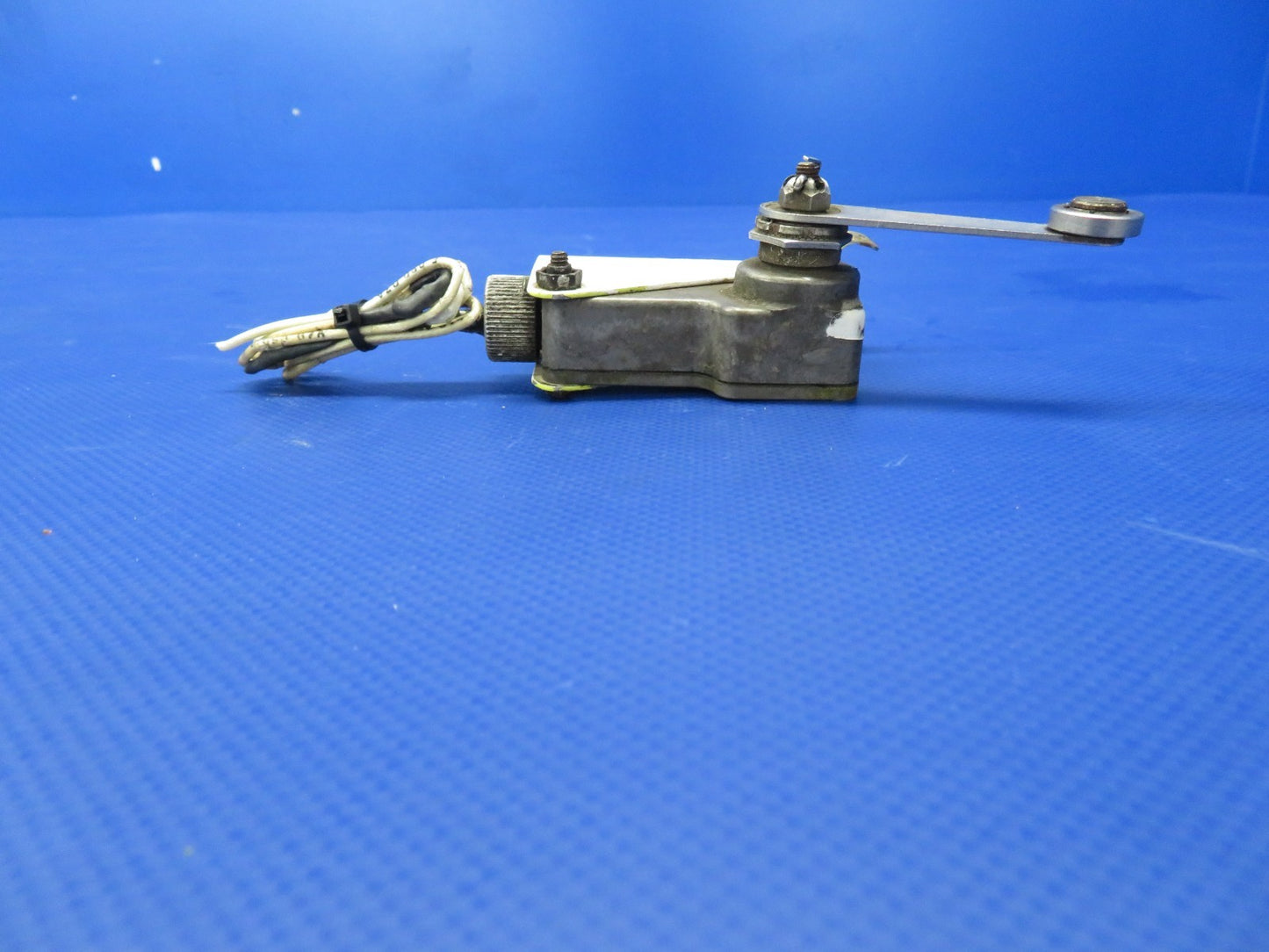Cessna 310N Main Gear Safety Switch P/N 1VA20 TESTED (0726-454)1