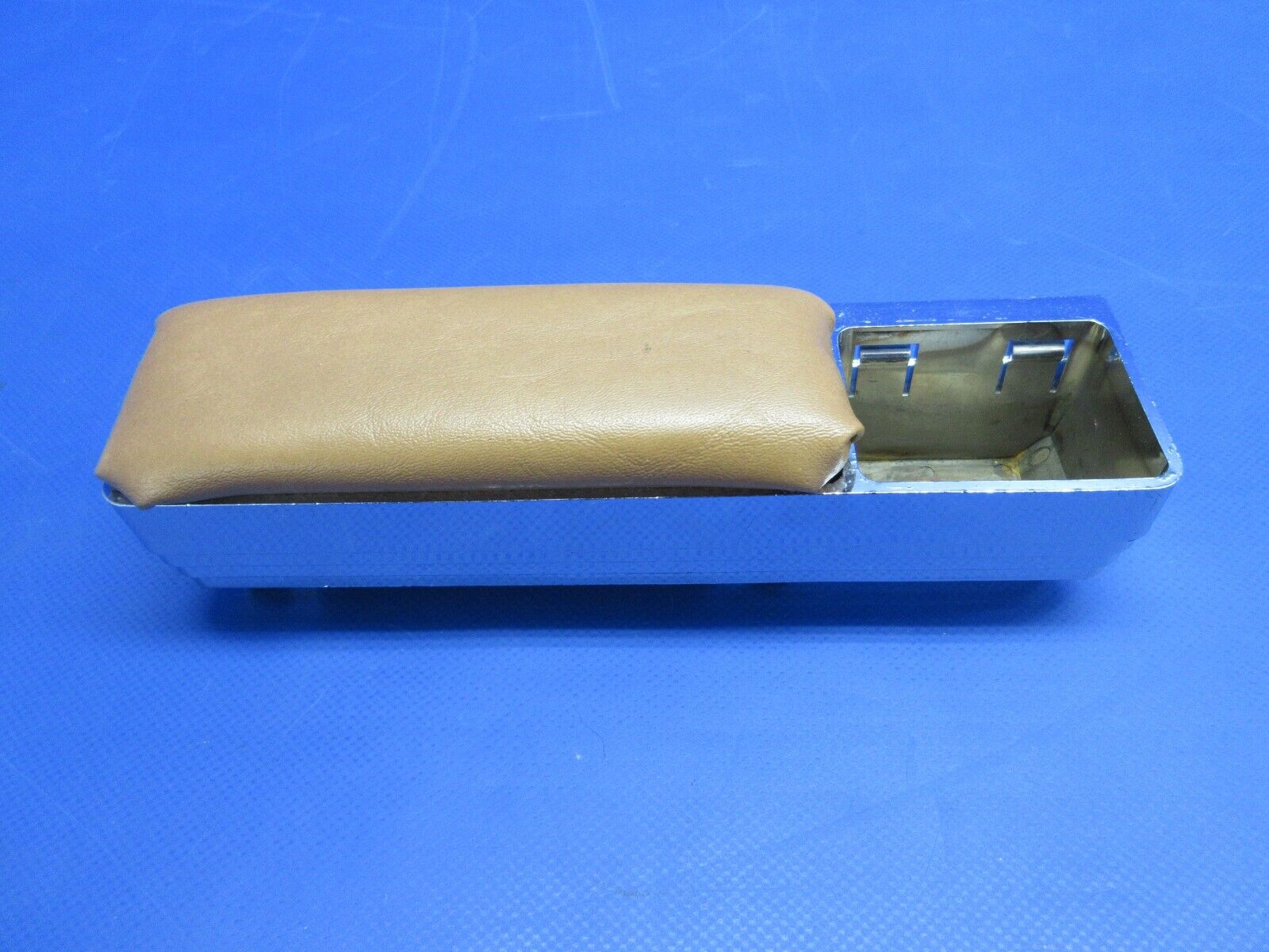 Piper PA-28-181 Archer Armrest Holder Assy LH P/N 66710-16 (0624-930)