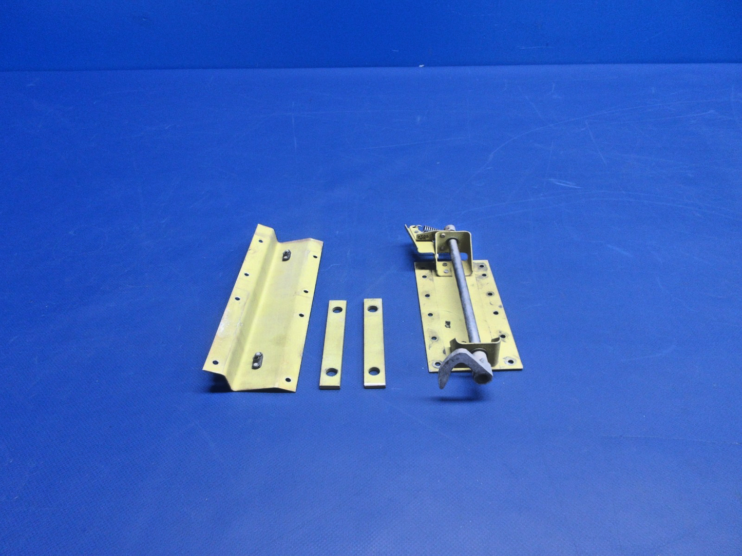 Rockwell Commander 112 LWR LH Cabin Door Latch P/N 43707-1 (0826-421)0