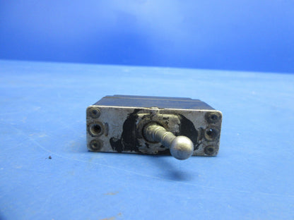 Bell 47J-2 Helicopter Assorted Switches & Circuit Breakers 43A8304 (1124-894)7