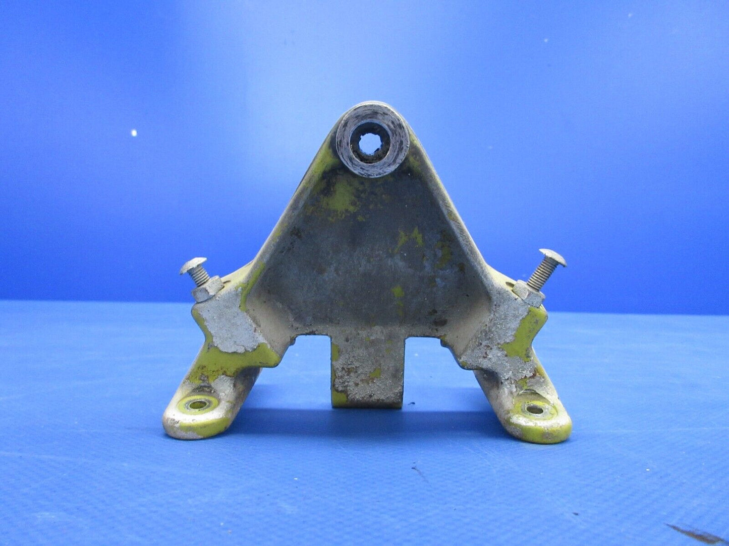 Piper PA-23-250 Aztec Lower Rudder Hinge Assy P/N 16079-00 (0624-847)