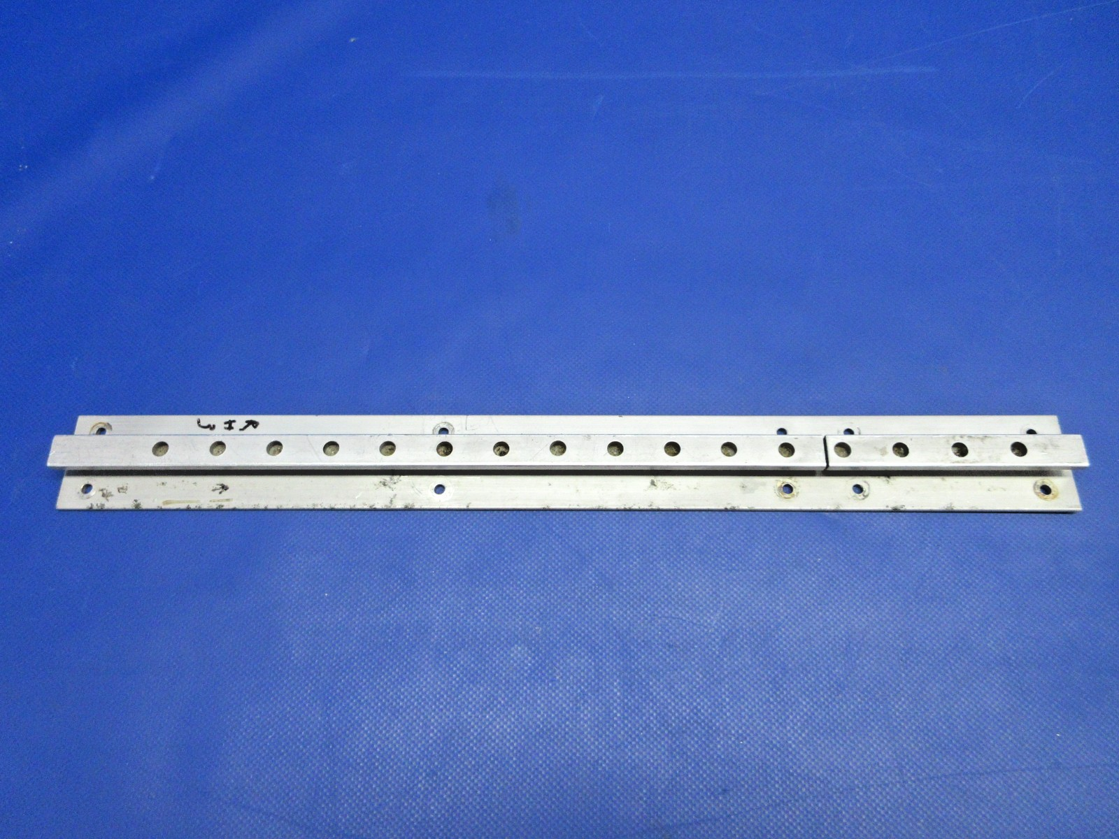 Beech D95A Travel Air LH/RH AFT Rear Seat Track P/N 95-420015-9 (0326-730)1