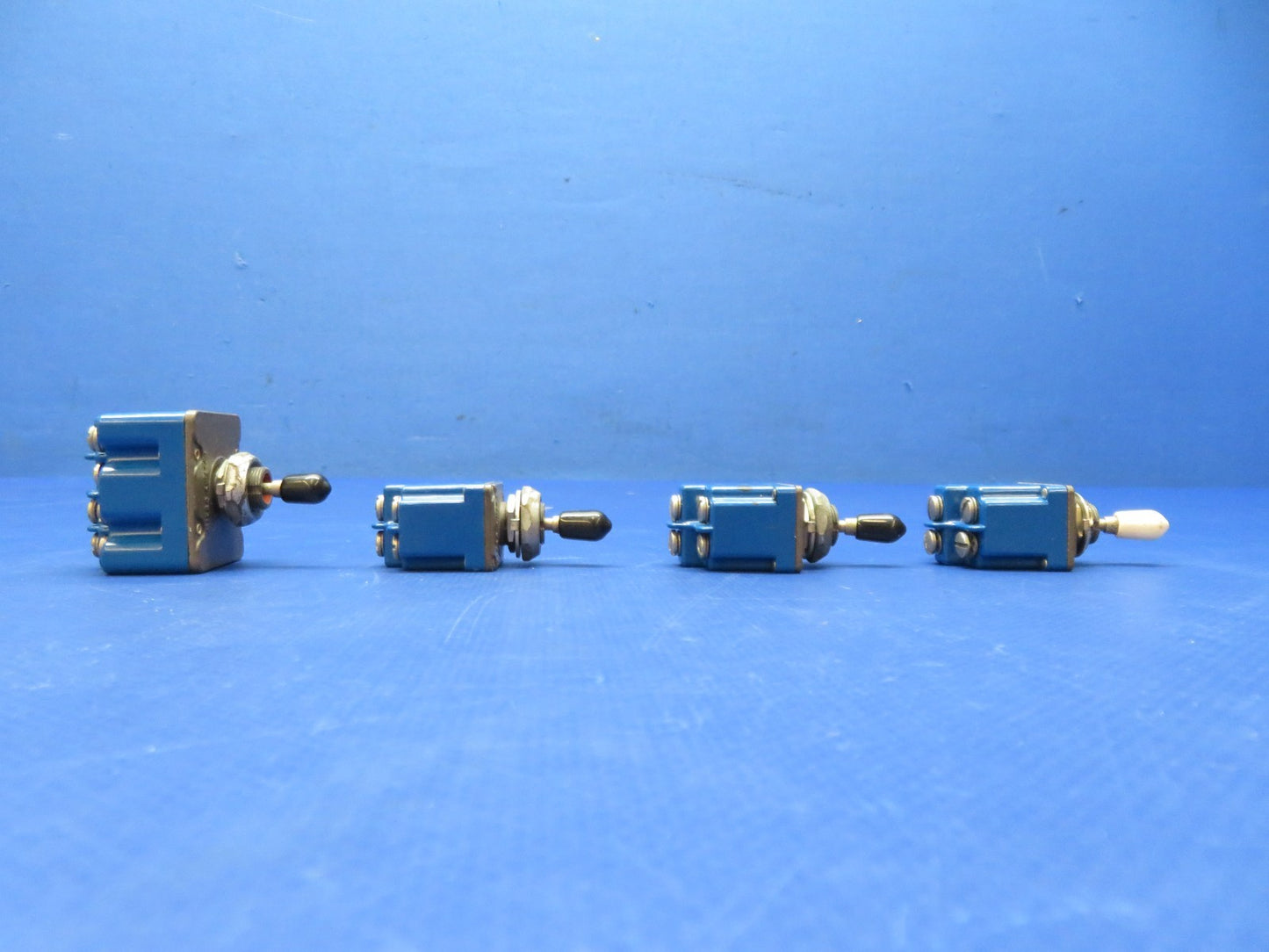 Cessna 421 Honeywell Toggle Switches P/N 2TL1-2, 4TL1-2 LOT OF 4 (0326-234)9