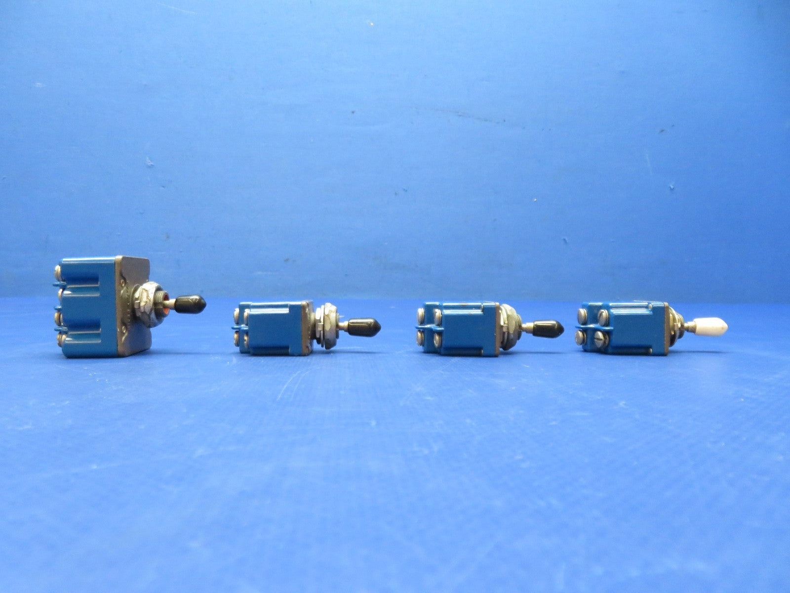 Cessna 421 Honeywell Toggle Switches P/N 2TL1-2, 4TL1-2 LOT OF 4 (0326-234)9
