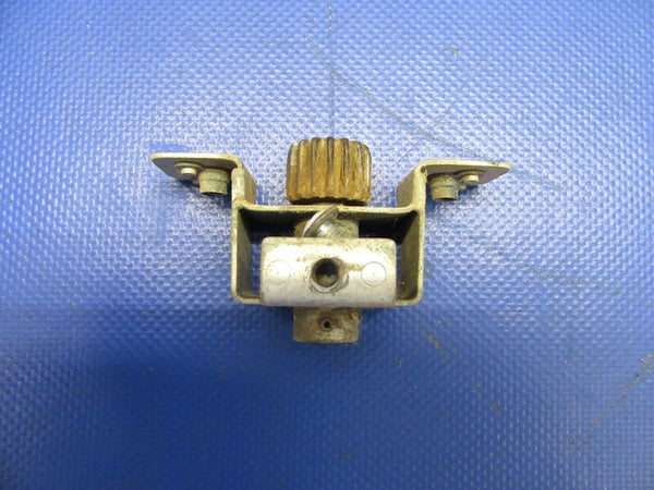 Cessna 150 / 150K Clutch Rotary Door Latch RH P/N 412066-2 (0721-519)