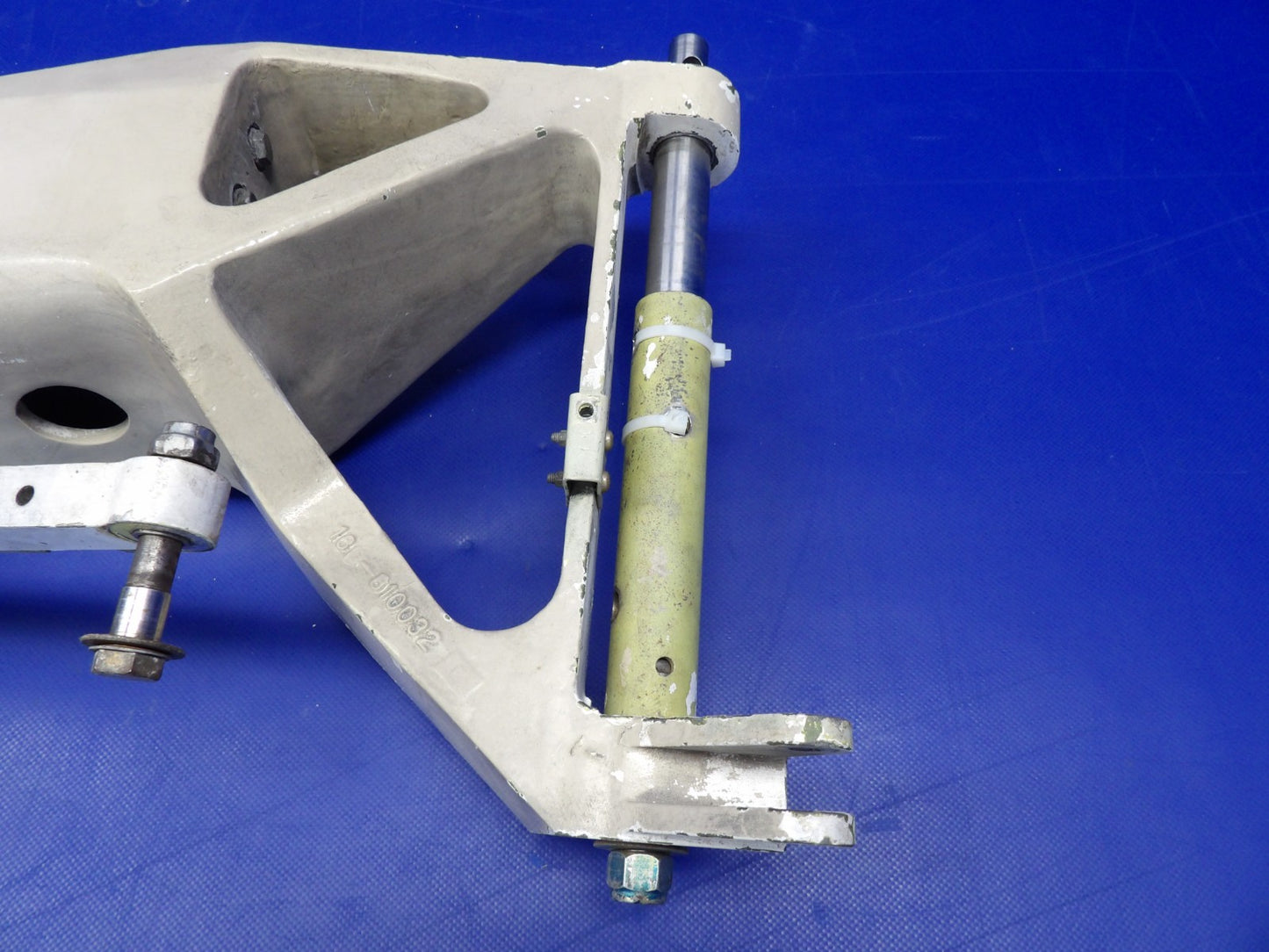 #Beech 76 Duchess LH Main Landing Gear P/N 105-810019-1 (0526-2046)7