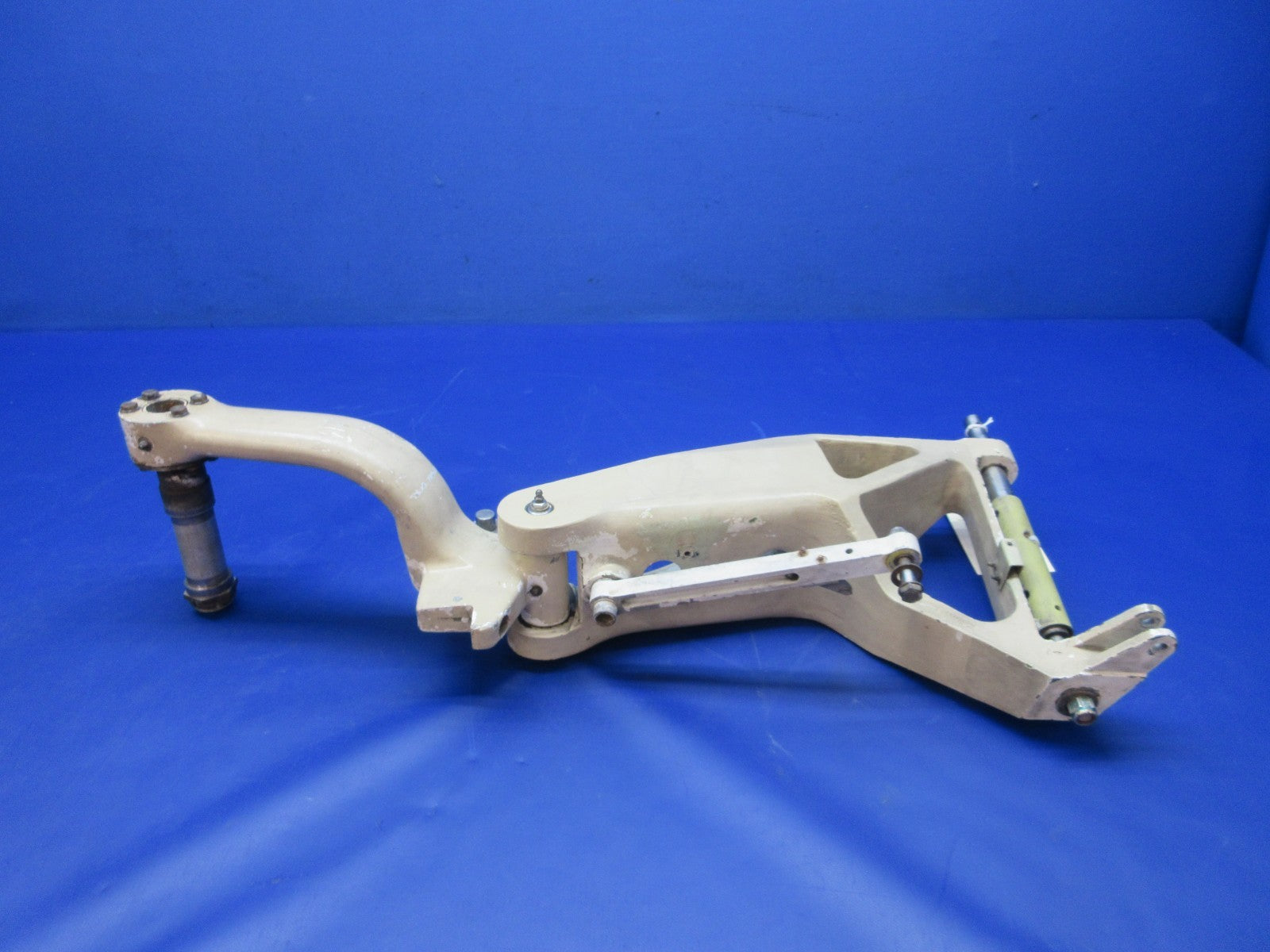 Beech 76 Duchess LH Main Landing Gear P/N 105-810019-1 (0526-2046)0