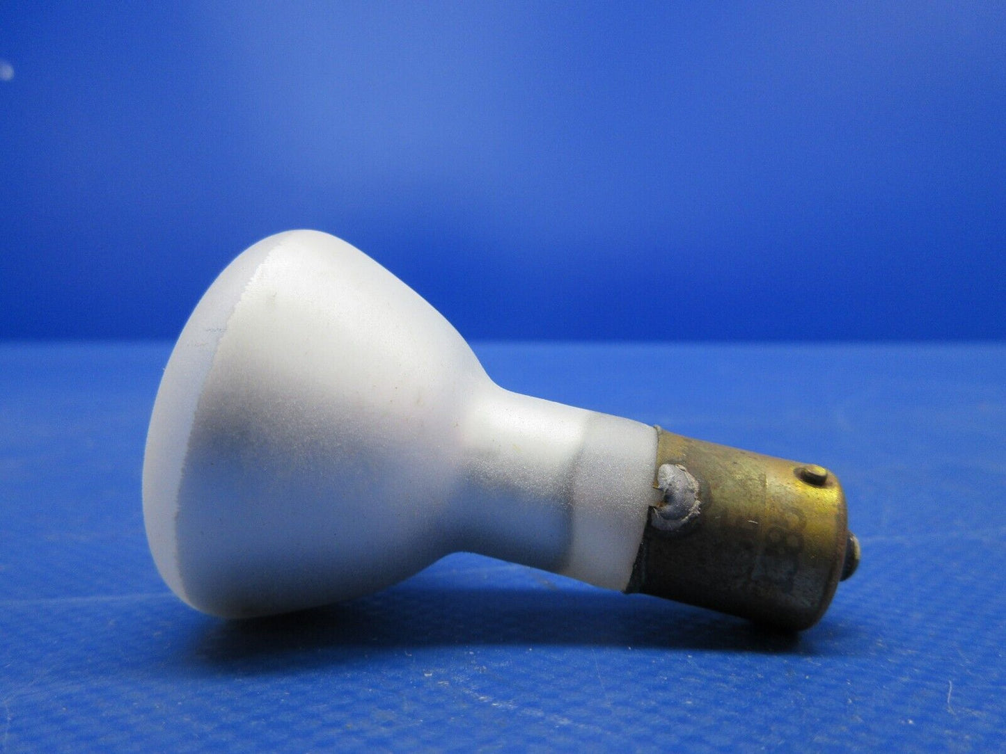 General Electric Lamp Bulbs 28V P/N 1385 LOT OF 24 NOS (0424-1174)
