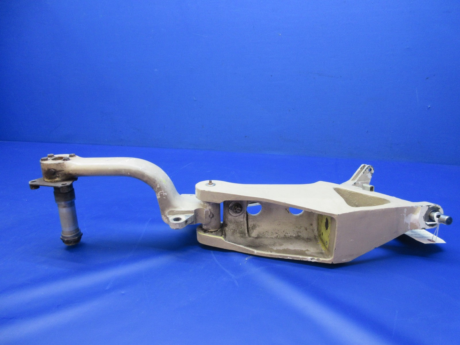 Beech 76 Duchess RH Main Landing Gear P/N 105-810019-2 (0526-2044)4