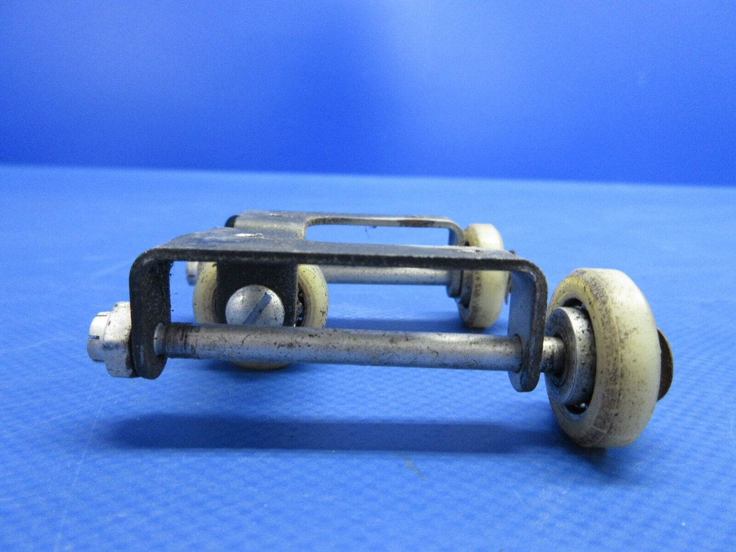 Piper PA-23-250 Aztec Control Column Roller Assy P/N 16851-00 (0624-810)