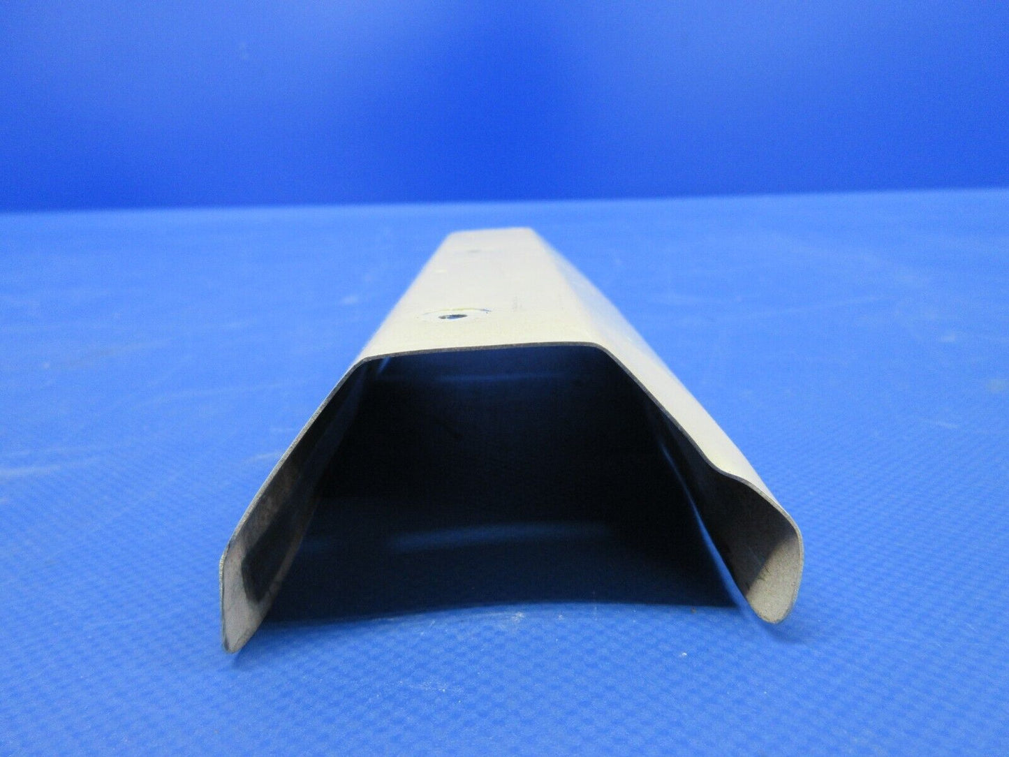 Beech 95 / D95A Travel Air Armrest Cover Plate Catch 35-534372-5 (0524-1078)