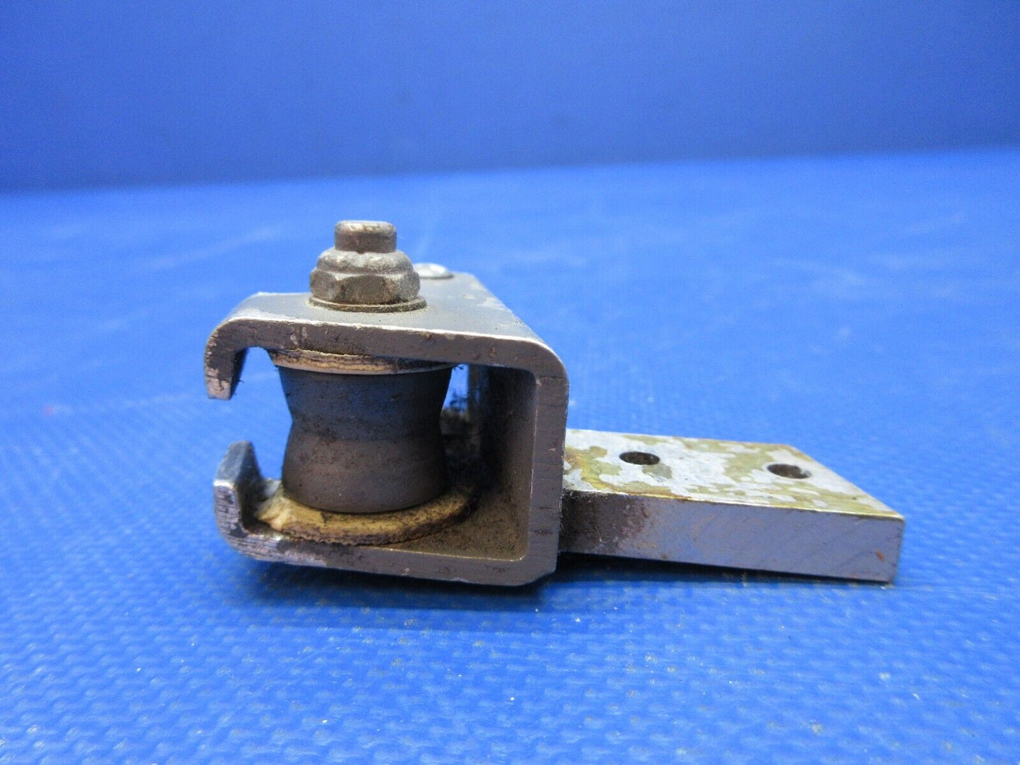 Cessna 172 / 172P FWD RH Seat Roller Housing P/N 1414104-65 (0824-1281)