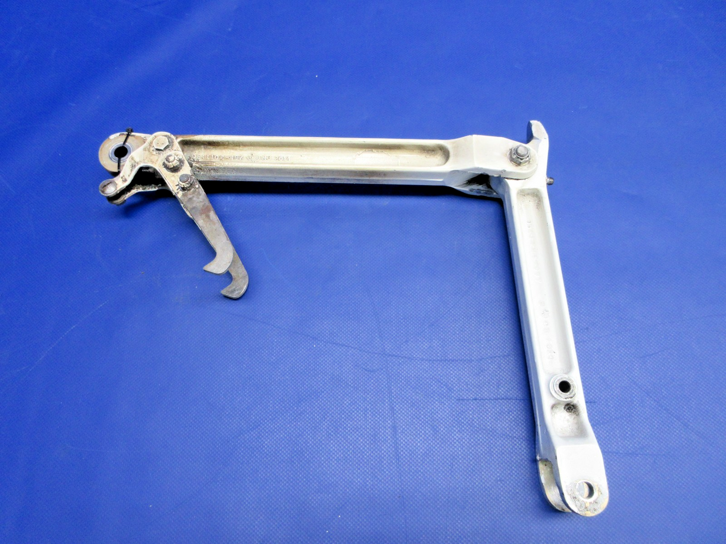Cessna 310 / 310I Main Gear Links & Uplock Hook RH P/N 0841103-8 (0326-939)1