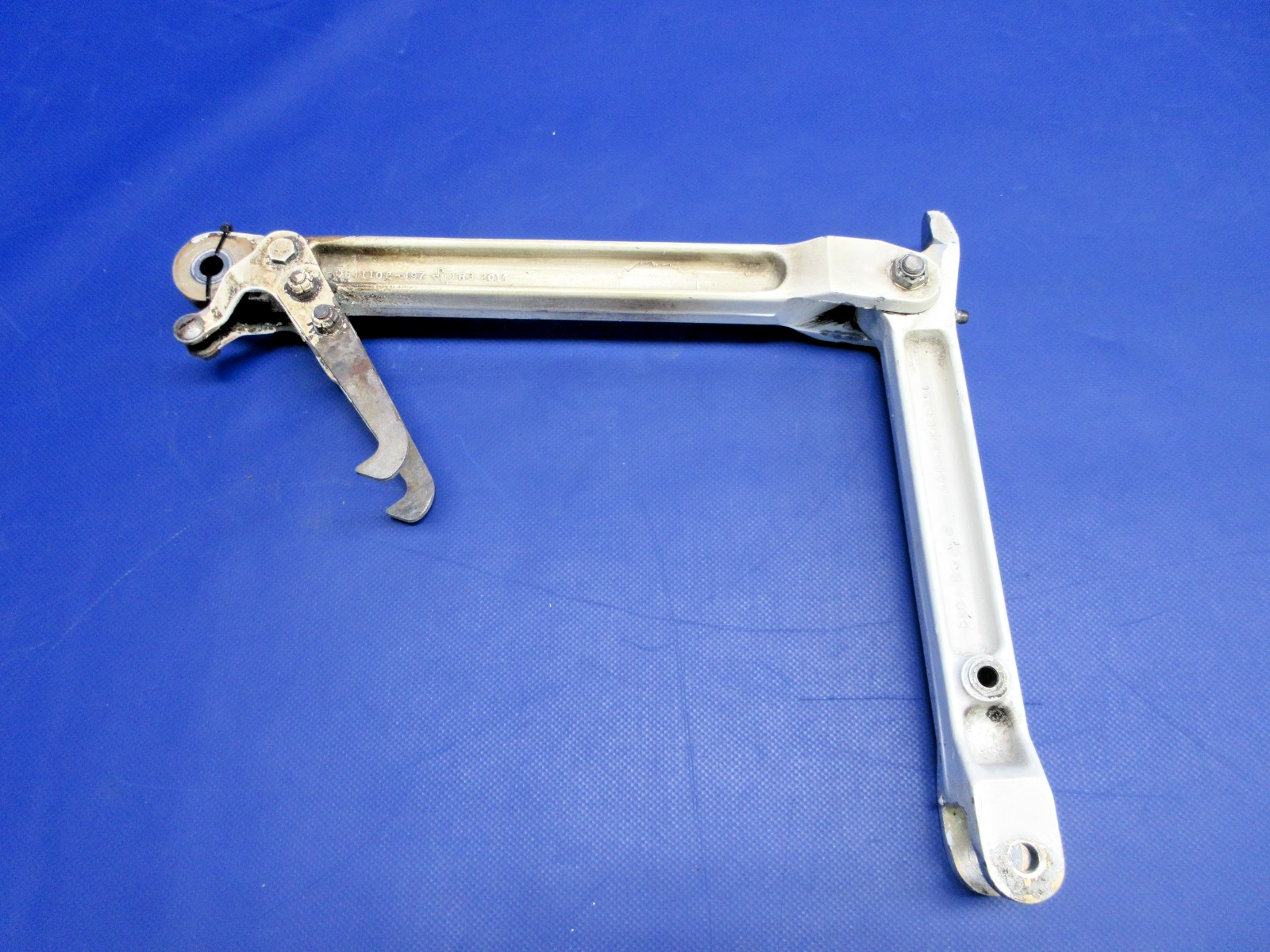 Cessna 310 / 310I Main Gear Links & Uplock Hook RH P/N 0841103-8 (0326-939)1