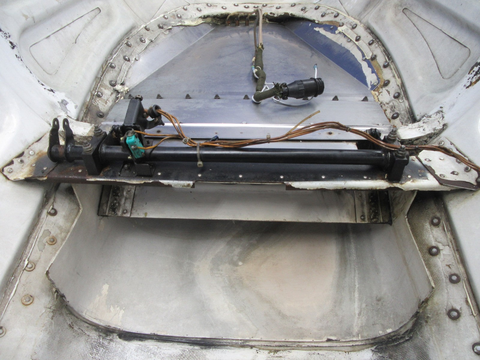 Piper PA-31T1 Cheyenne LH Lower Cowling P/N 50107-25 (0426-12)4