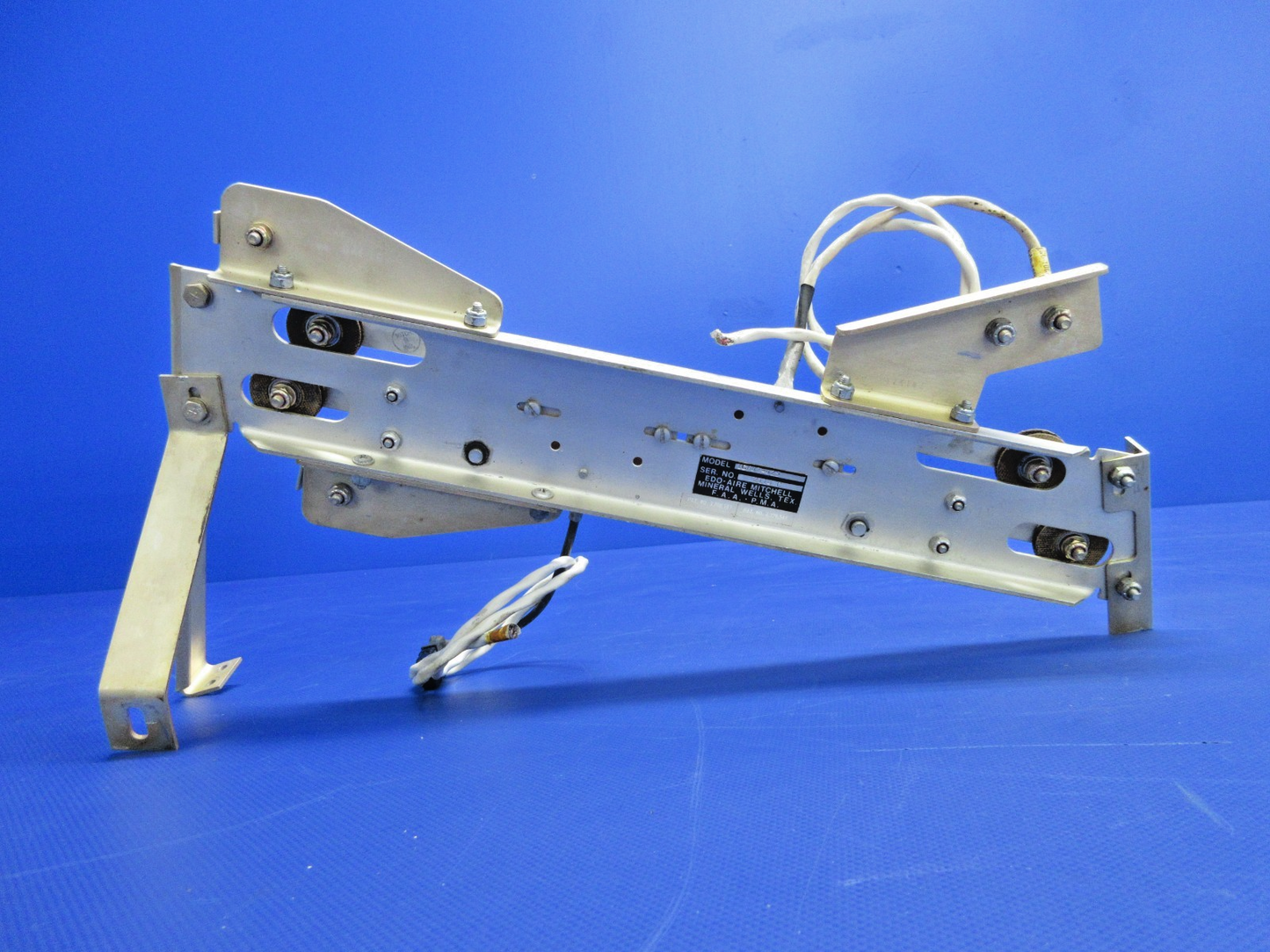 Beech D95A Travel Air Edo-Aire Mitchell 1C647-425 Trim Sensor Bracket (0326-838)2