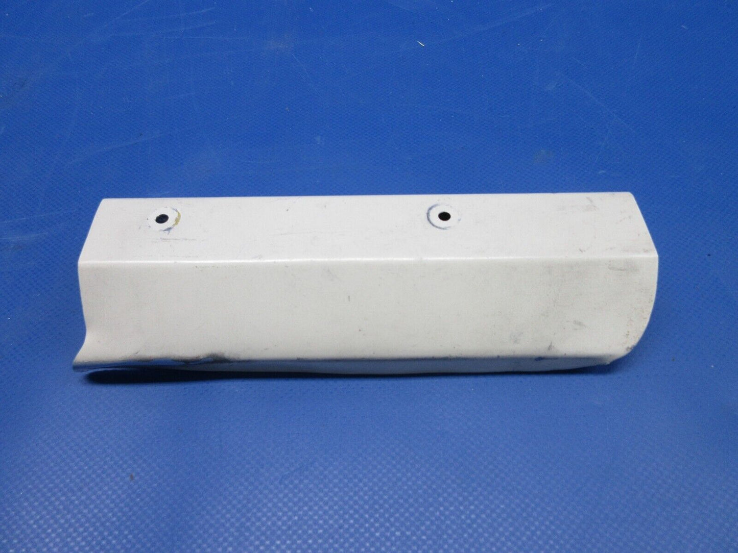 Beech 95 / D95A Travel Air Armrest Cover Plate Catch 35-534372-5 (0524-1078)