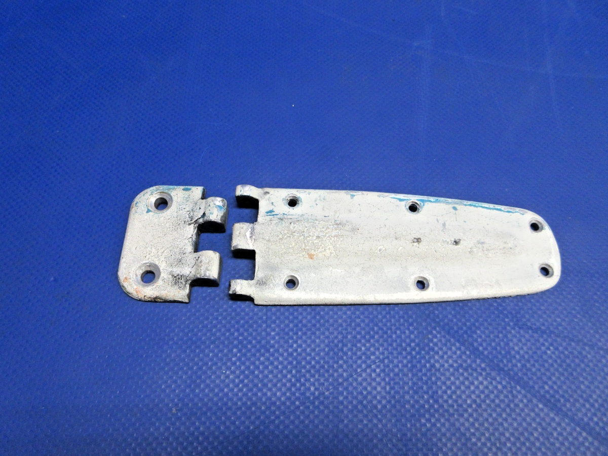 Cessna 150 / 152 RH LWR Cabin Door Hinge P/N 0413426-3, 0711037-500 (0926-876)1