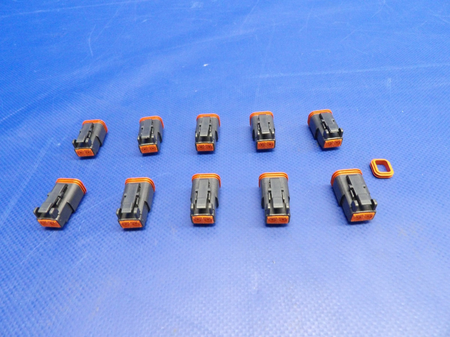 Cirrus Tanis Harness Plastic Socket P/N TCS2598 NOS LOT OF 10 (0426-1228)6