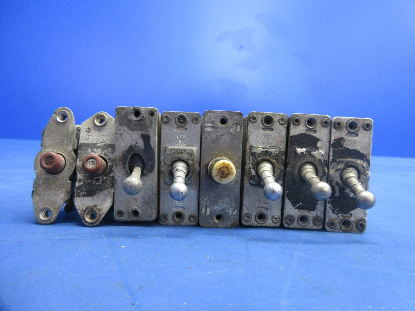 Bell 47J-2 Helicopter Assorted Switches & Circuit Breakers 43A8304 (1124-894)2