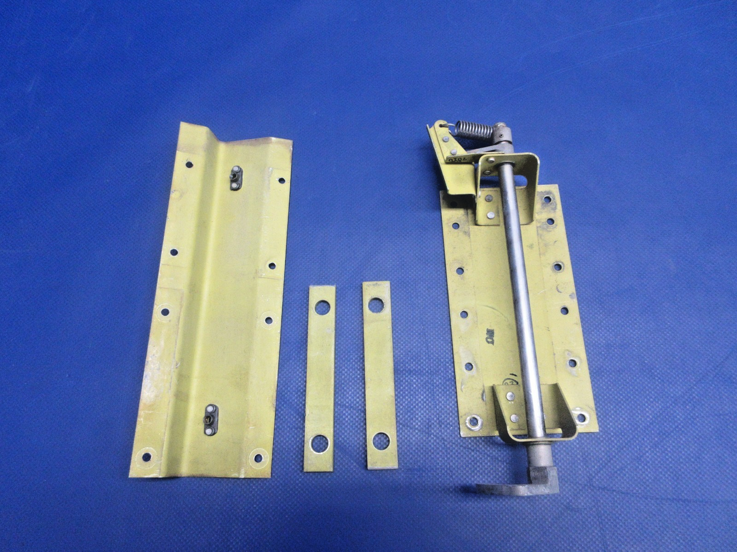 Rockwell Commander 112 LWR LH Cabin Door Latch P/N 43707-1 (0826-421)1