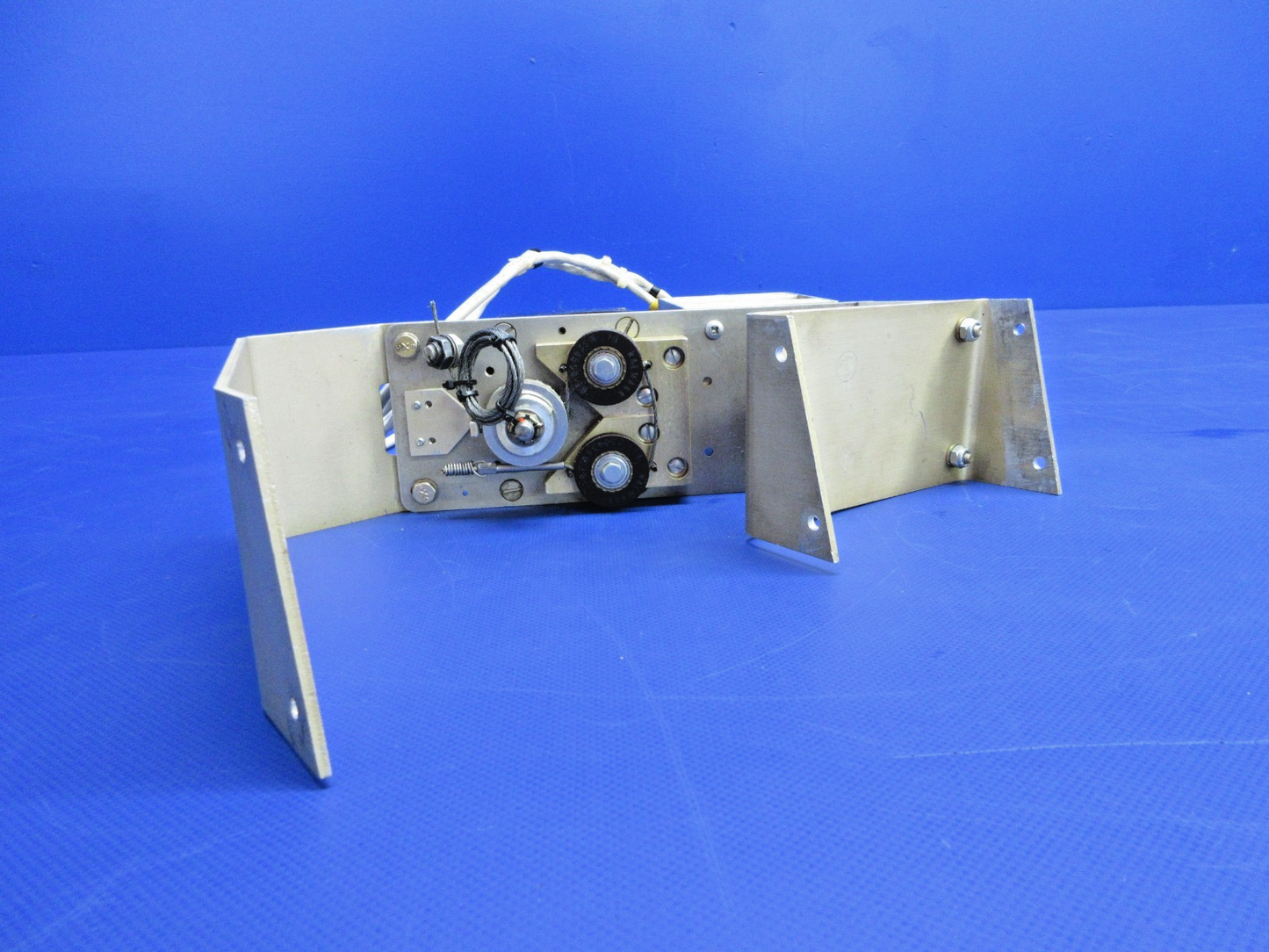 Beech Edo-Aire Mitchell IC469-5-303 Trim Servo w/ Amplifier 28V (0326-837)2