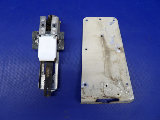 Piper PA-28-140 Cherokee Cabin Door Latch P/N 68188-00 (0526-1252)0
