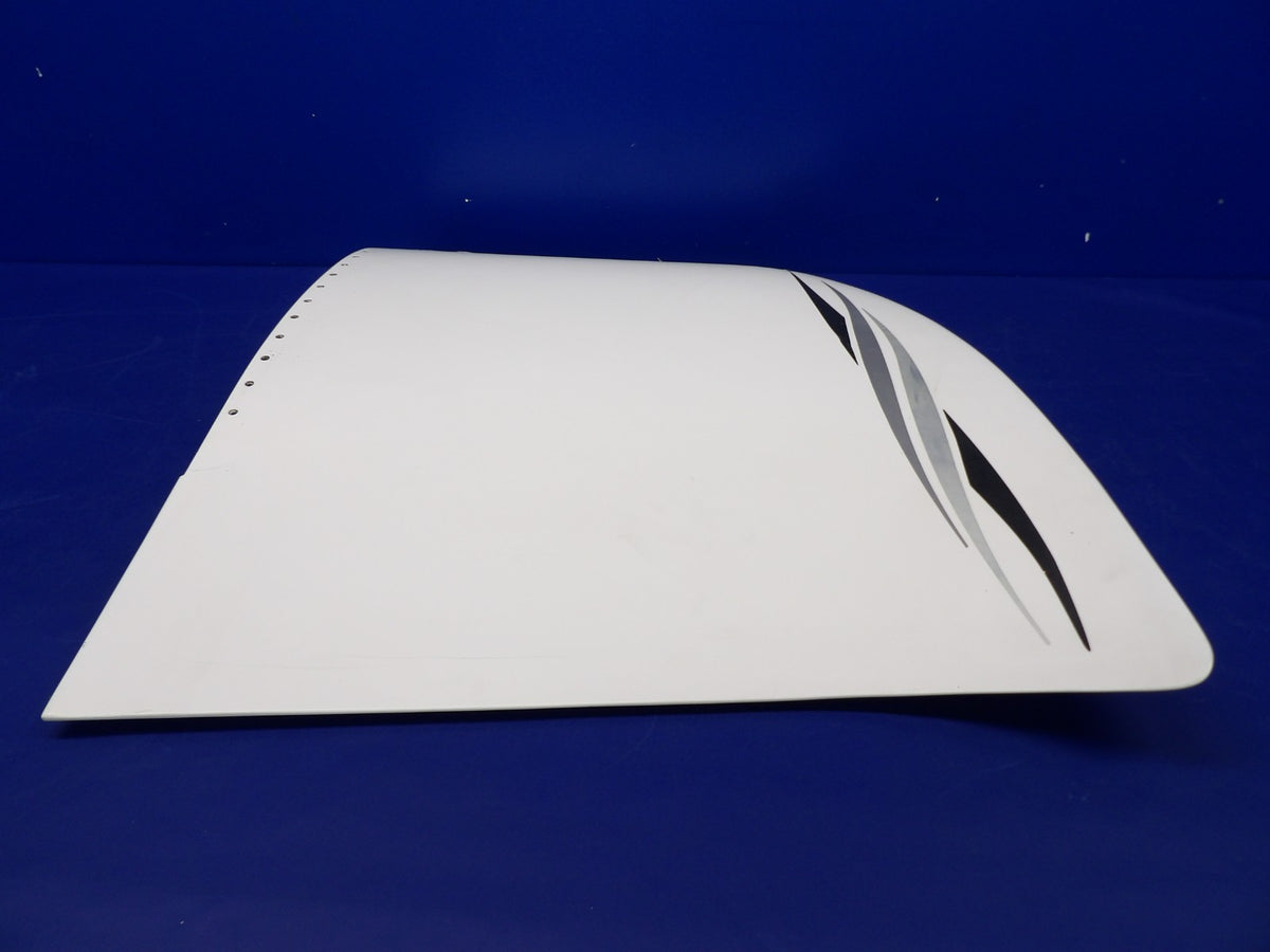 Minor Damage / Cirrus SR22 Right Hand Wing Tip P/N 13380-004 (0926-1242)6