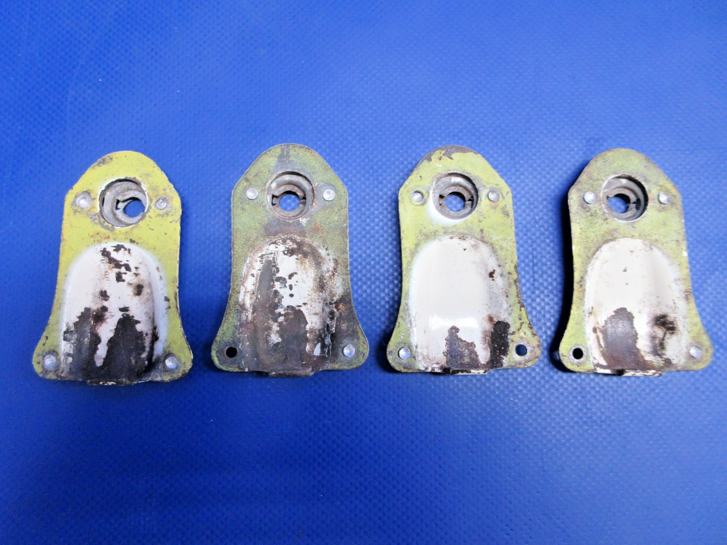 Piper PA-24 / PA-28 Cowl Fastener Cup P/N 65889-00 LOT OF 4 (0826-724)3