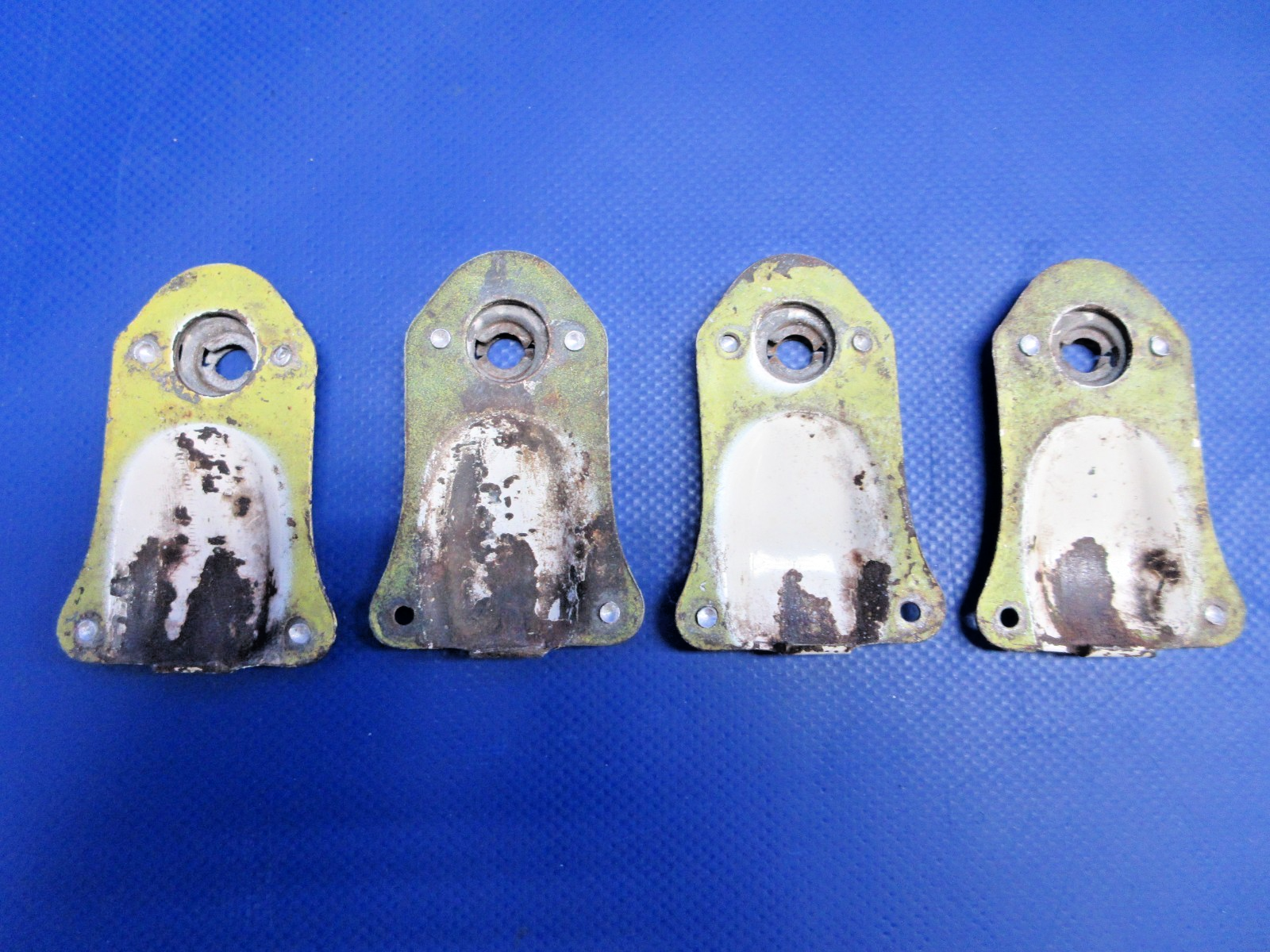 Piper PA-24 / PA-28 Cowl Fastener Cup P/N 65889-00 LOT OF 4 (0826-724)3