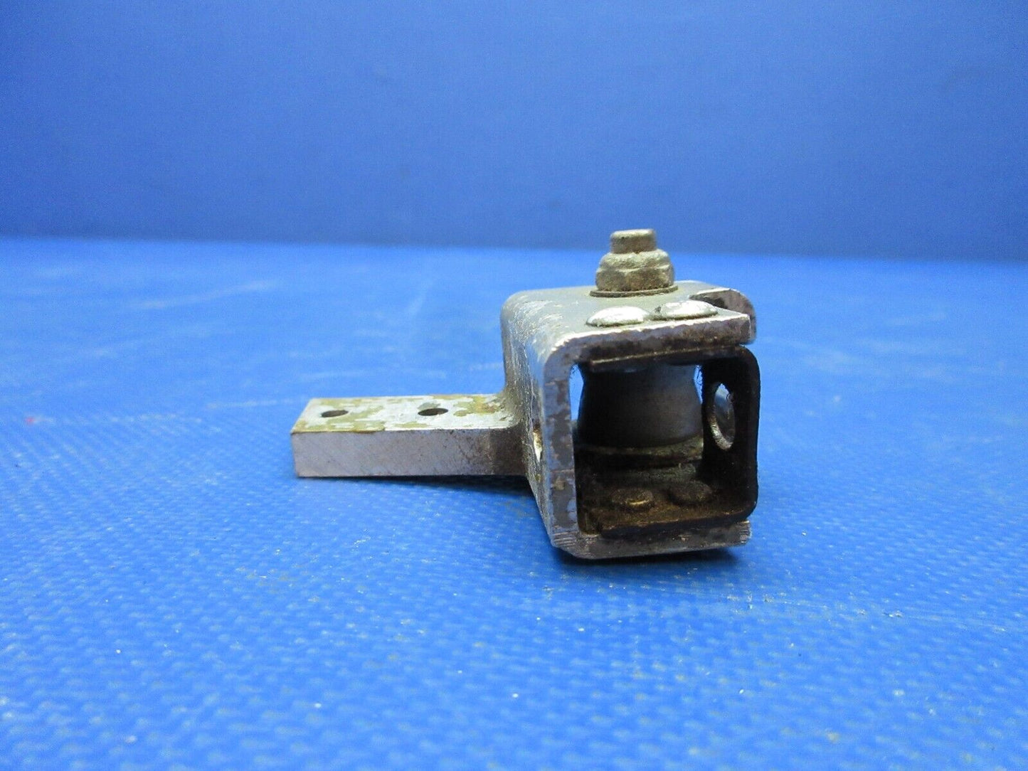 Cessna 172 / 172P FWD RH Seat Roller Housing P/N 1414104-65 (0824-1281)