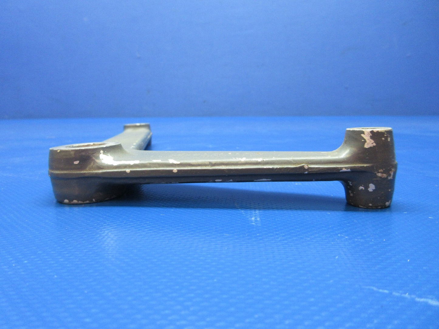 Cessna 210 Seat Pivot Bracket P/N 0514060-6F (1124-1375)5