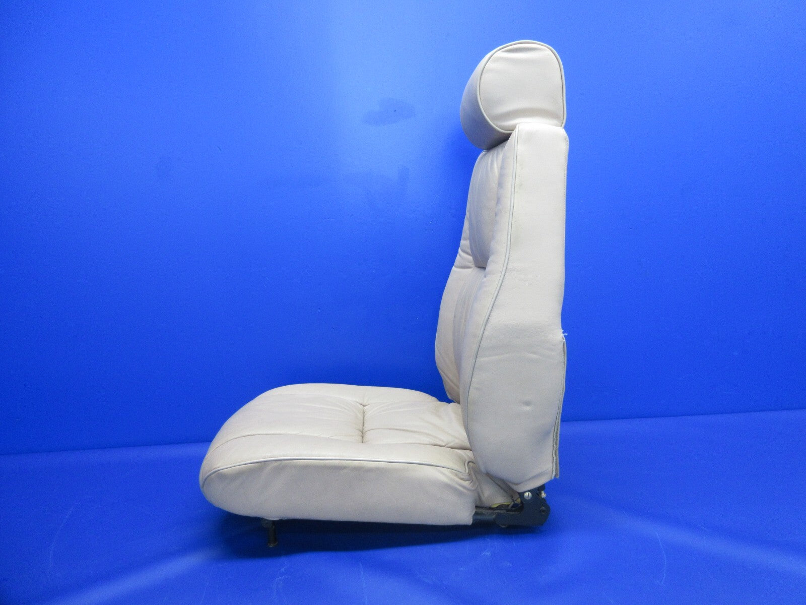 1996 Piper PA-28-181 Archer III Rear RH Seat P/N 89027-02 (1224-826)1