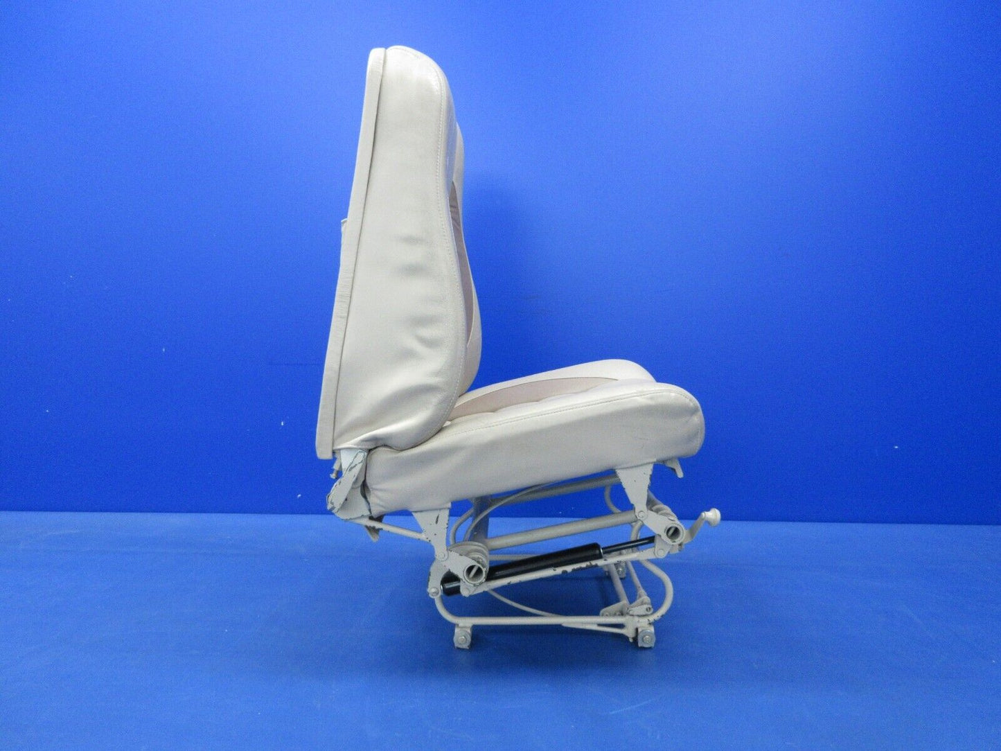 Piper PA-32RT-300T Vertical Adjust Front Pilot Seat Assy 79592-02 (0924-1424)