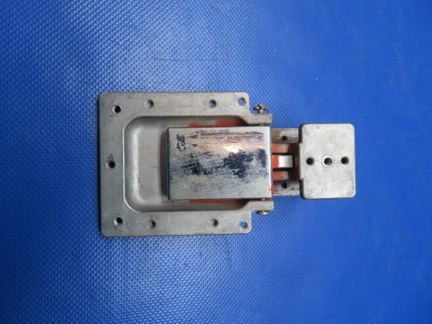 Cessna 150 RH Door Latch Mounting Plate & Housing Assy P/N 0413388-1 (0724-1832)
