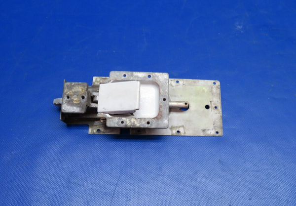 Cessna 150 / 150G Door Latch Assy RH P/N 0413387-2 (0824-1721)