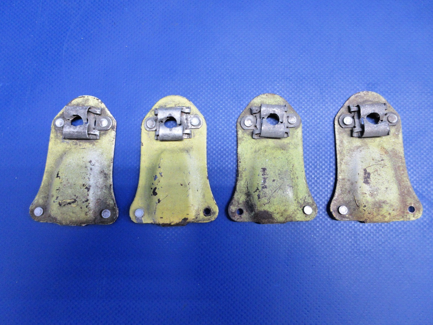 Piper PA-24 / PA-28 Cowl Fastener Cup P/N 65889-00 LOT OF 4 (0826-724)1