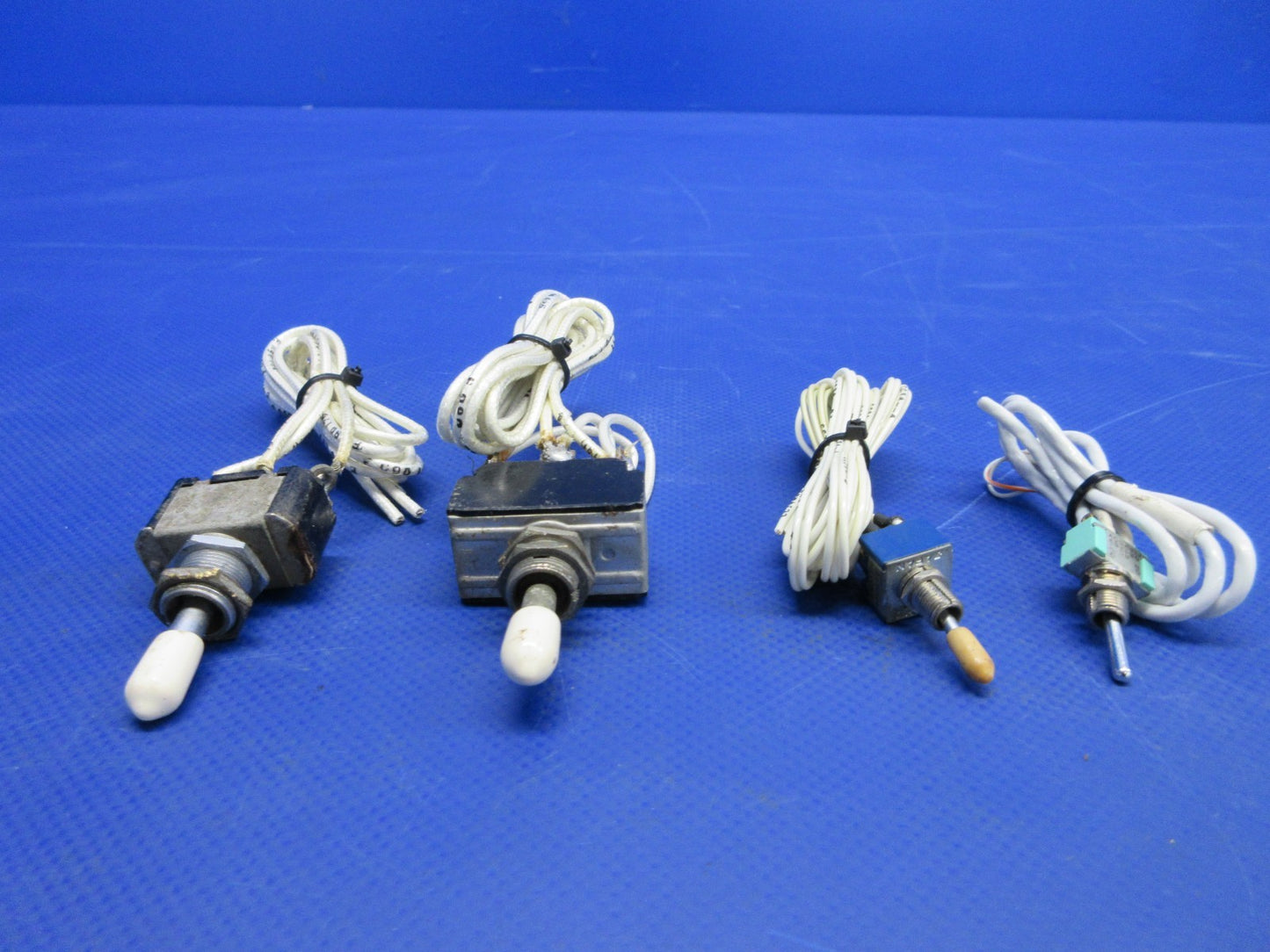 Cessna 310 / 310I Assorted Switches & Lights P/N AN3027-1 (0326-891)4