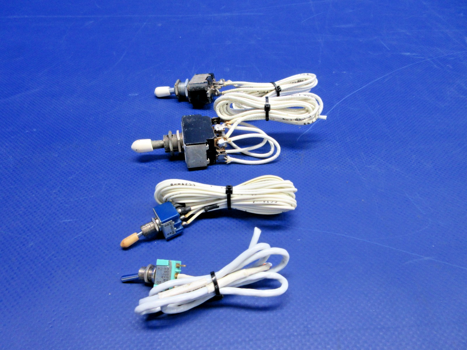 Cessna 310 / 310I Assorted Switches & Lights P/N AN3027-1 (0326-891)5
