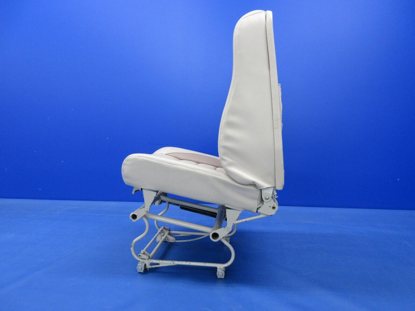 Piper PA-32RT-300T Vertical Adjust Front Pilot Seat Assy 79592-02 (0924-1424)