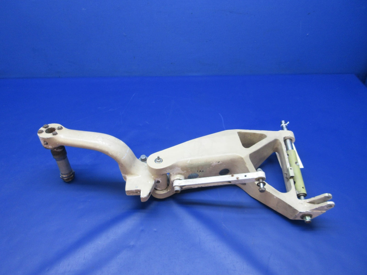 Beech 76 Duchess LH Main Landing Gear P/N 105-810019-1 (0526-2046)1