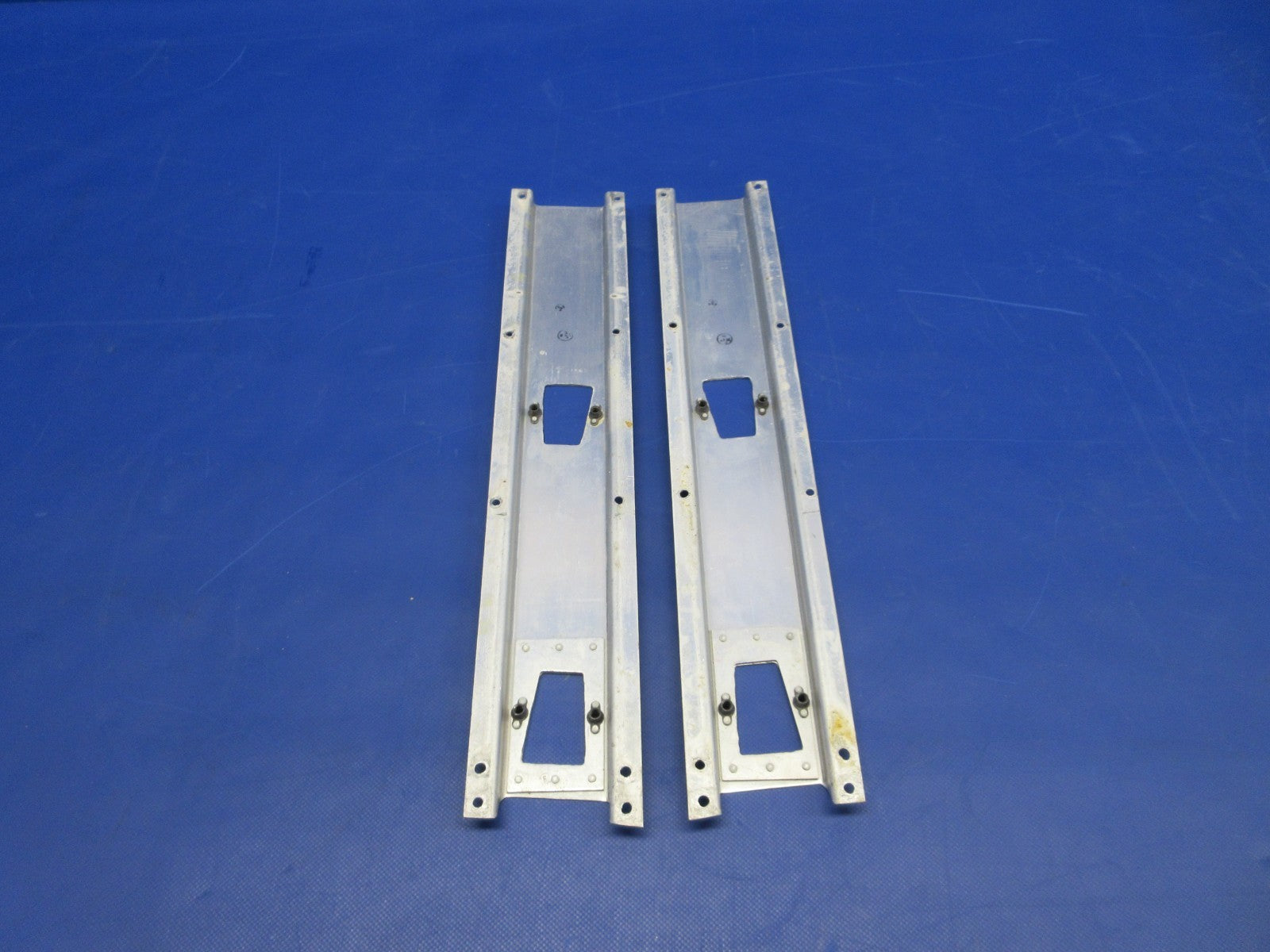 Cessna 310 / 310I AFT Seat Supports LH & RH P/N 0812981-5 & -6 (0326-866)2